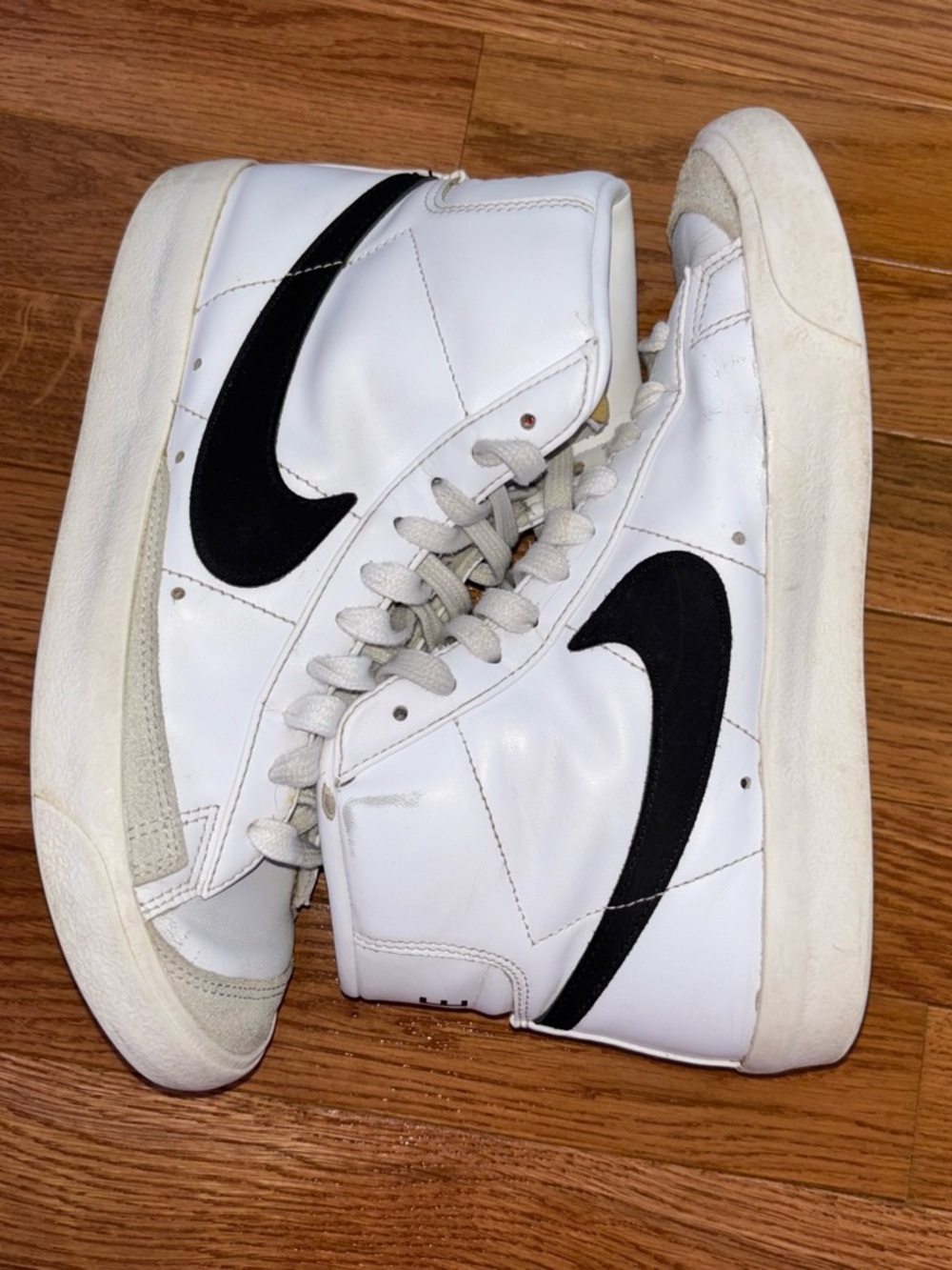 Nike Women’s Blazers Mid 77 Size 7